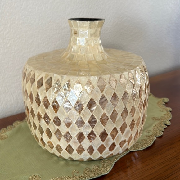 Gold/cream colored shell mosaic vase - Picture 2 of 8